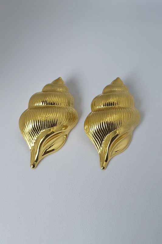 Here’s the Instagram caption, Amazon-style bullet points, and image alt text for your Golden Conch Shell Stud Earrings