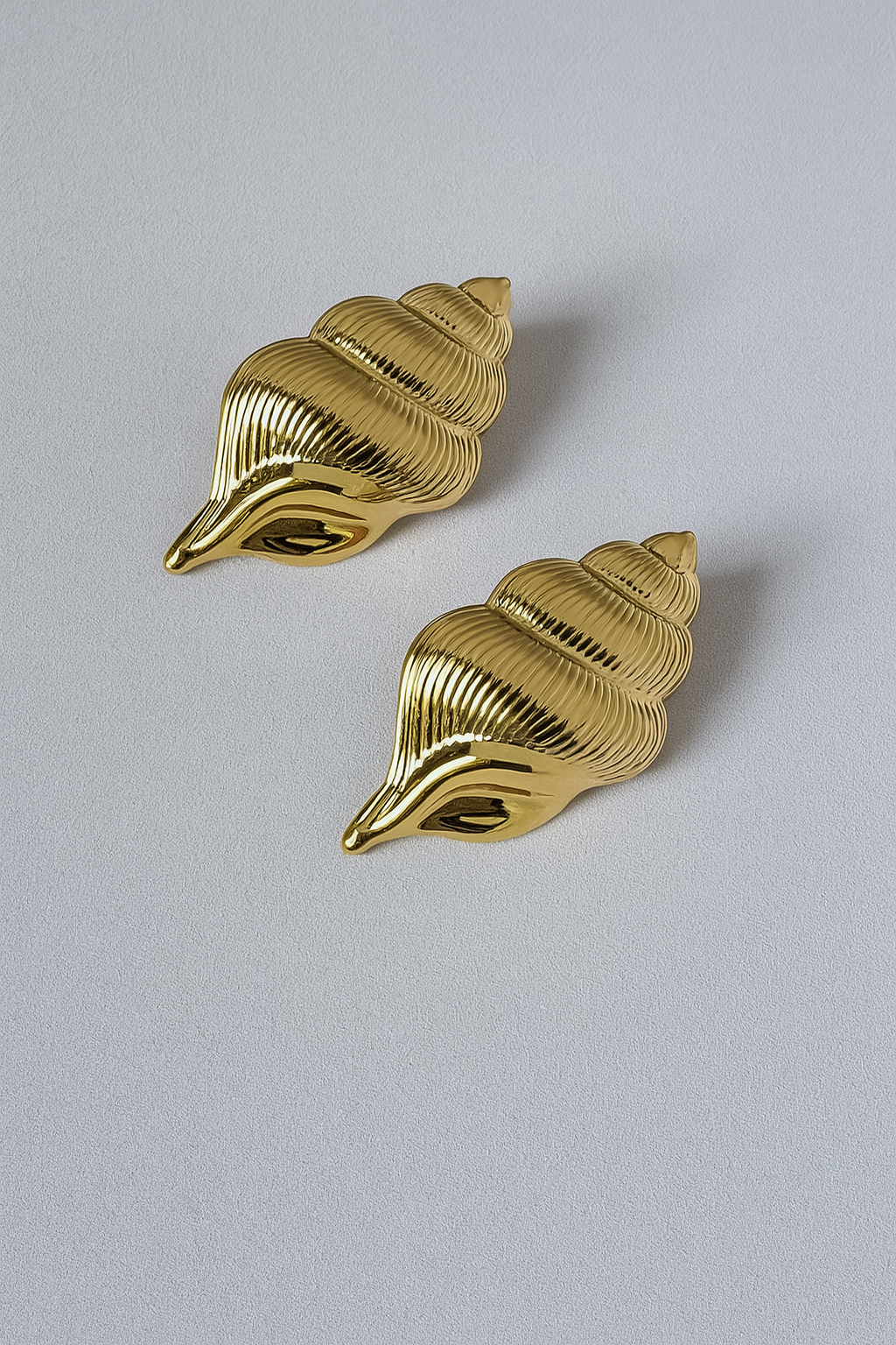 gold seashell-shaped earring